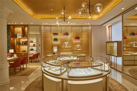 Cartier: fine jewelry, watches, accessories at Maximilianstraße 20 .